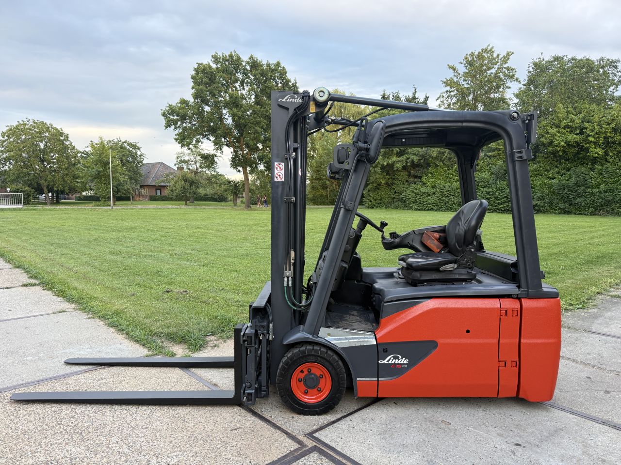 Linde 1600KG 2018 triplex freelift Sideshift vorkversteller