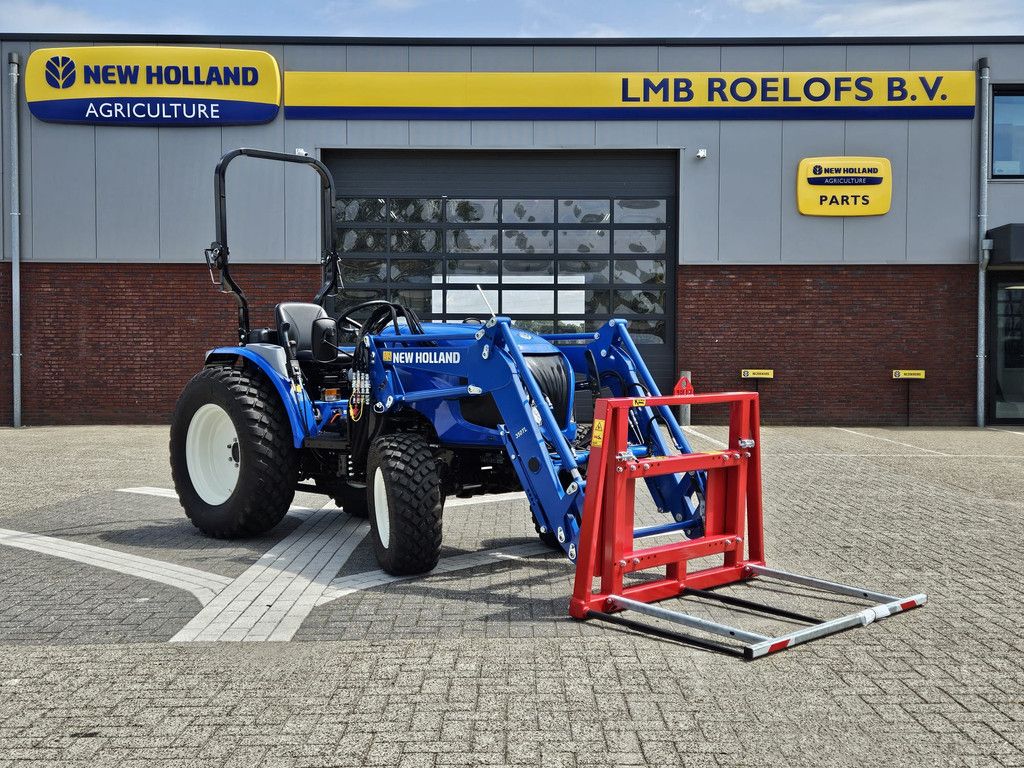 New Holland Boomer 55 HST met voorlader en Kemp balenprikker