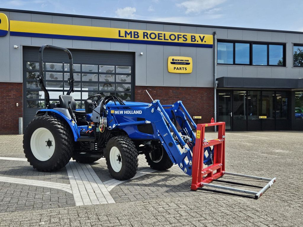 New Holland Boomer 55 HST met voorlader en Kemp balenprikker