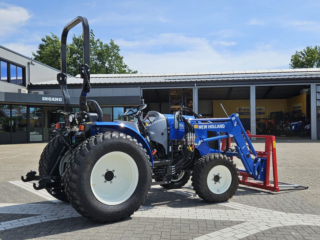 New Holland Boomer 55 HST met voorlader en Kemp balenprikker