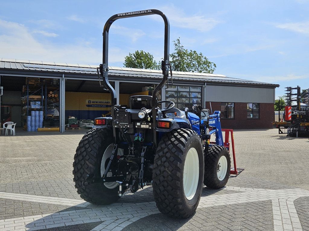 New Holland Boomer 55 HST met voorlader en Kemp balenprikker