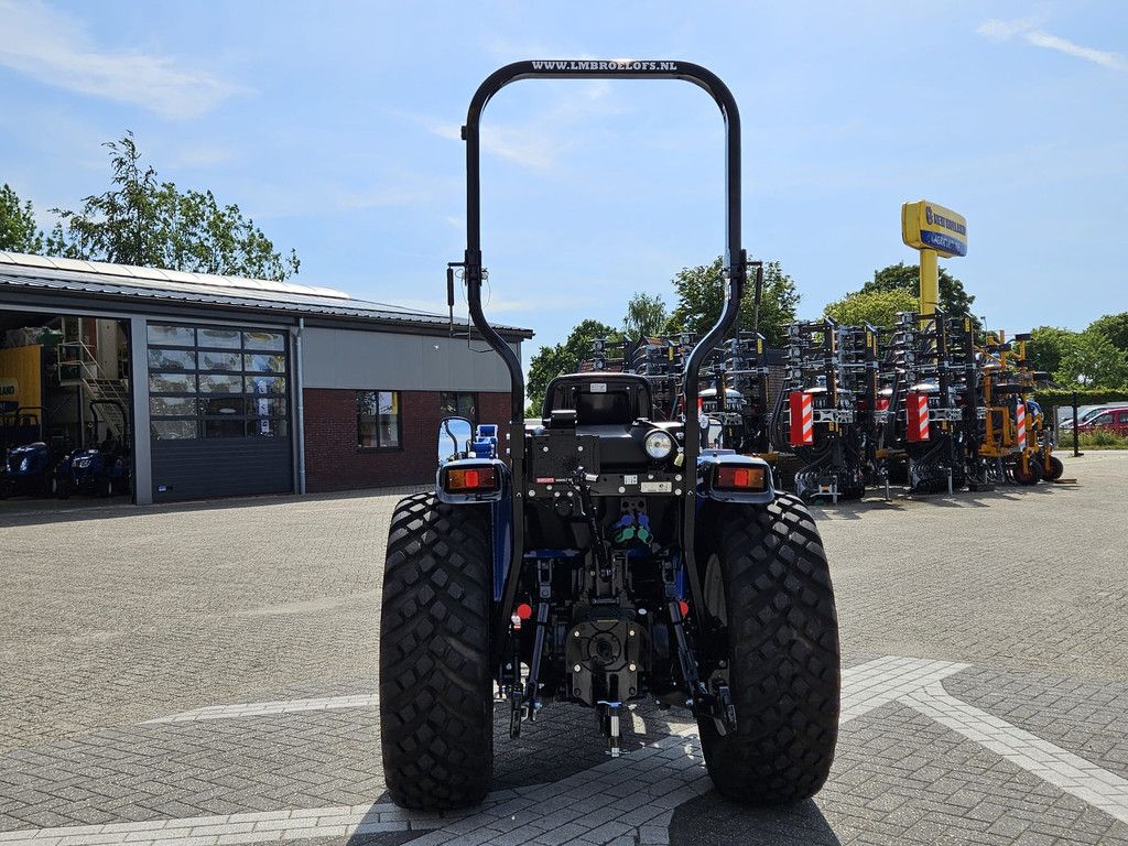 New Holland Boomer 55 HST met voorlader en Kemp balenprikker
