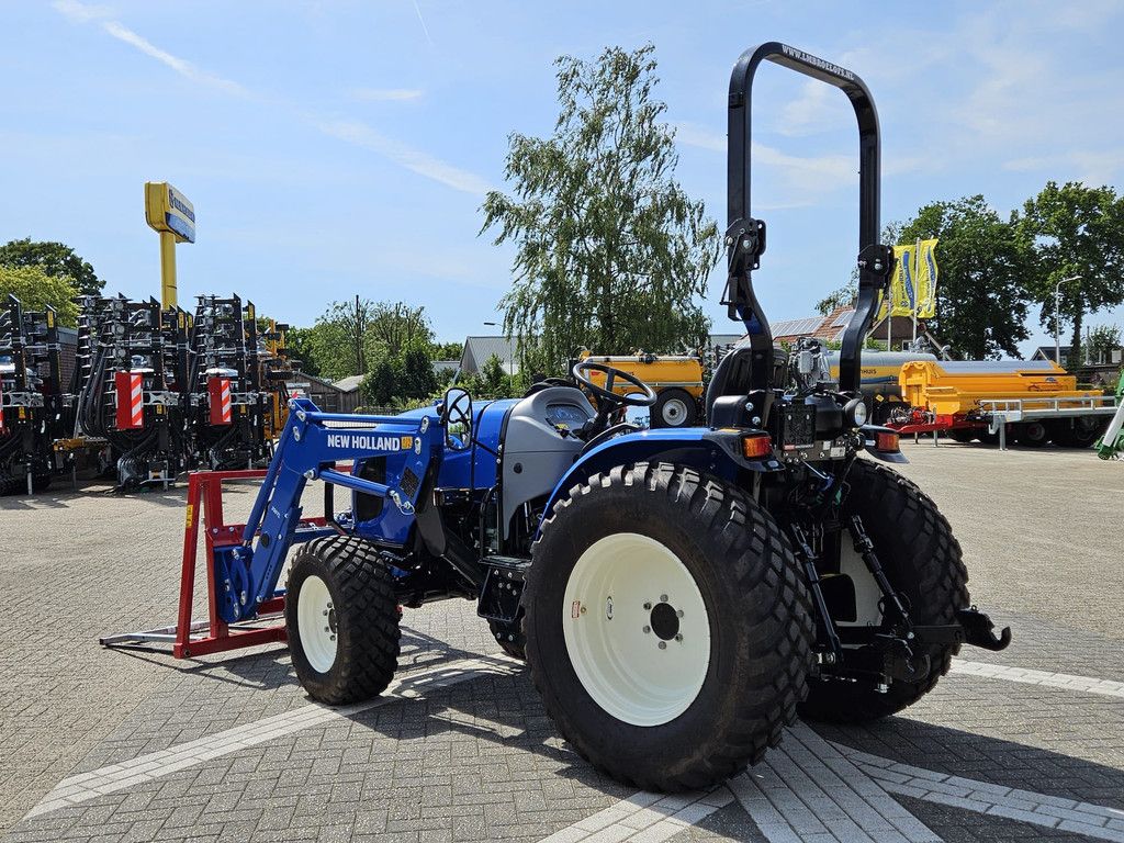 New Holland Boomer 55 HST met voorlader en Kemp balenprikker