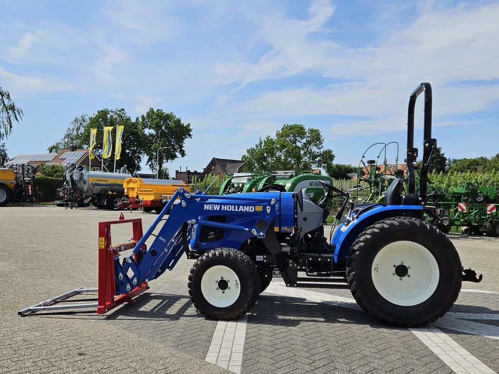New Holland Boomer 55 HST met voorlader en Kemp balenprikker