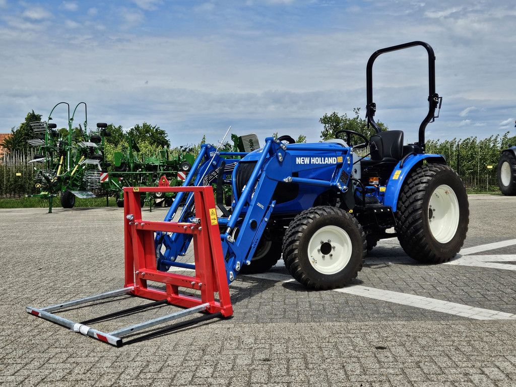 New Holland Boomer 55 HST met voorlader en Kemp balenprikker