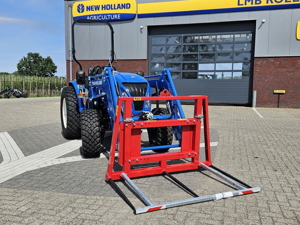 New Holland Boomer 55 HST met voorlader en Kemp balenprikker