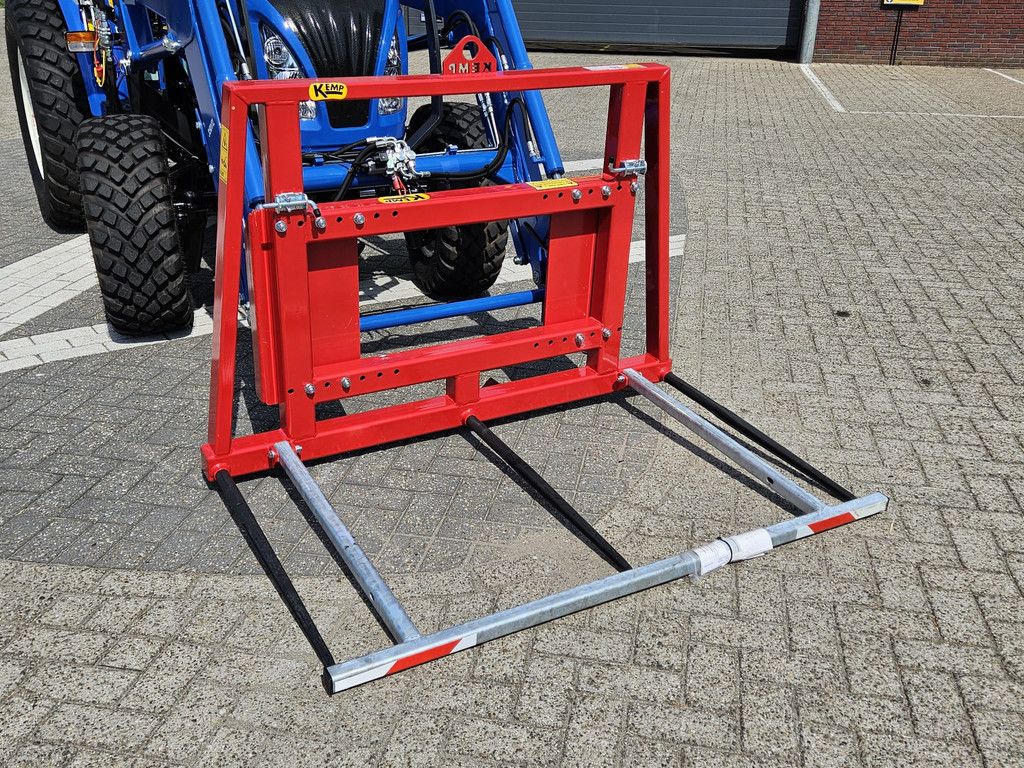 New Holland Boomer 55 HST met voorlader en Kemp balenprikker
