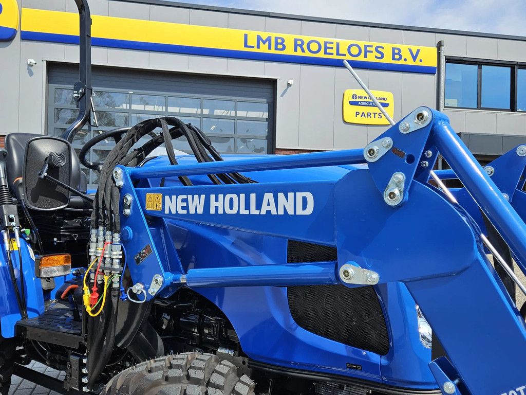 New Holland Boomer 55 HST met voorlader en Kemp balenprikker