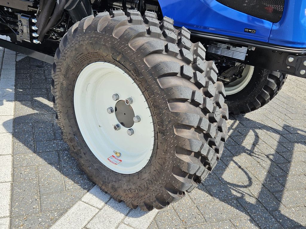 New Holland Boomer 55 HST met voorlader en Kemp balenprikker