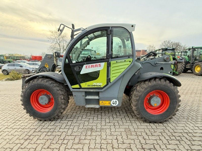 Claas Scorpion 7055