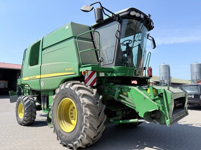 John Deere W540 mit Raspvorsatz
