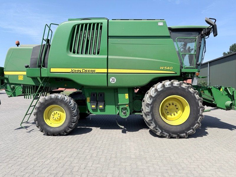 John Deere W540 mit Raspvorsatz