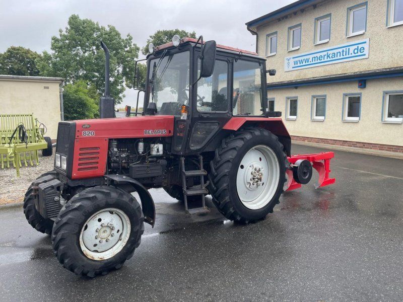 Belarus MTS 820 + 3 Schar Beetpflug