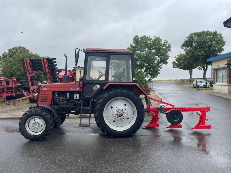 Belarus MTS 820 + 3 Schar Beetpflug