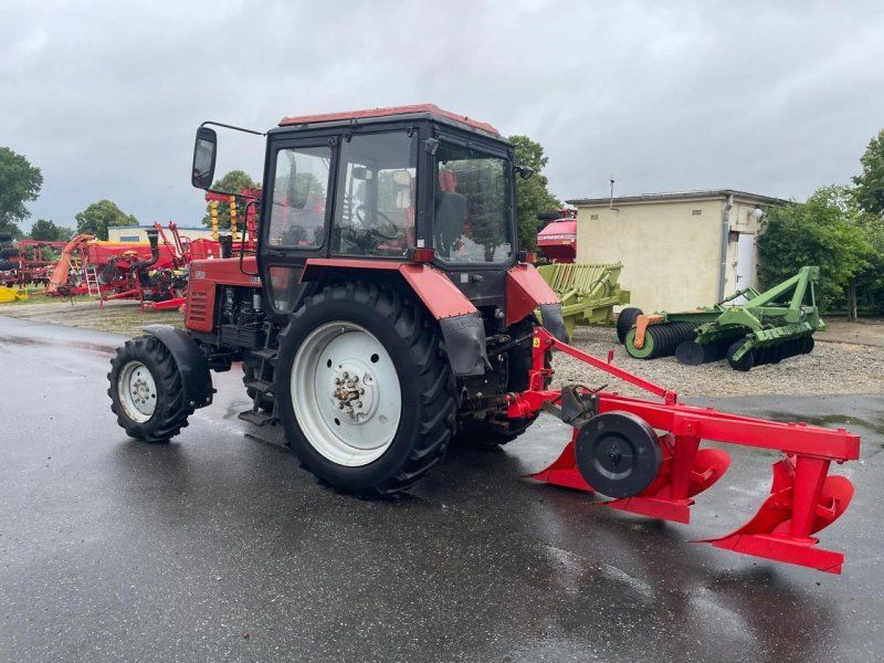 Belarus MTS 820 + 3 Schar Beetpflug