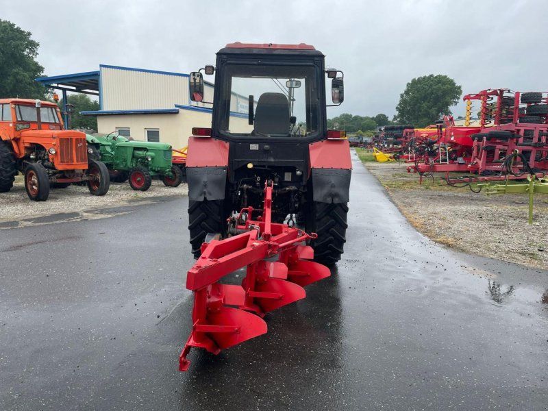 Belarus MTS 820 + 3 Schar Beetpflug