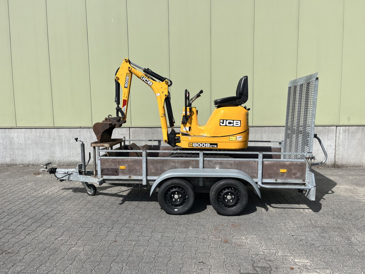 JCB Minigraafmachine 8008 CTS met machinetransporter