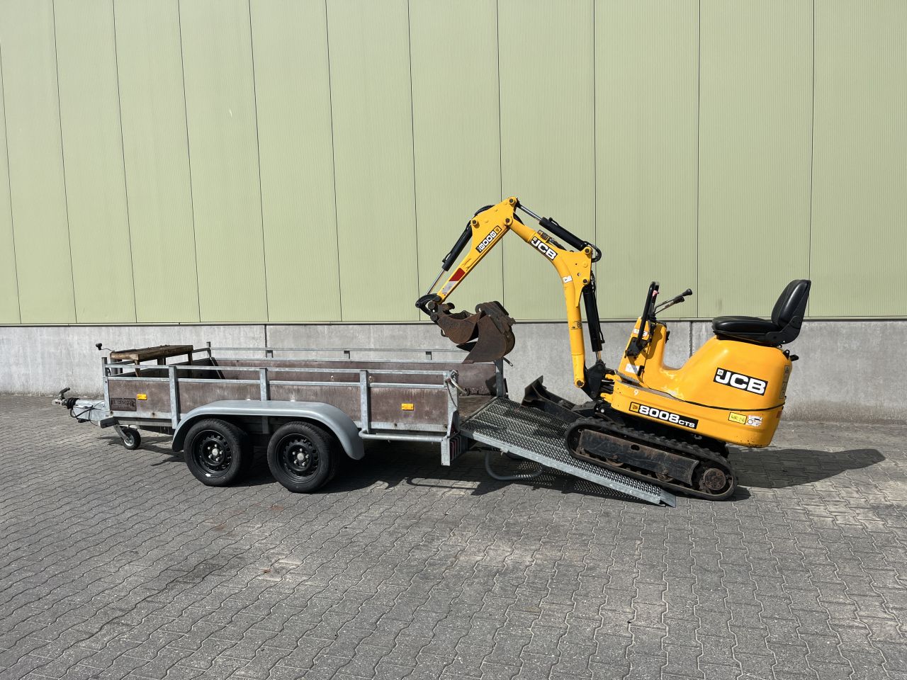 JCB Minigraafmachine 8008 CTS met machinetransporter