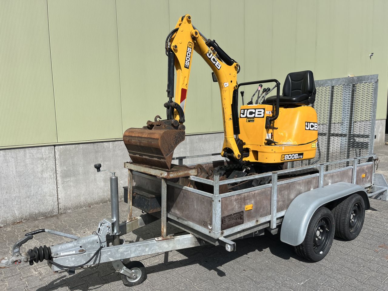 JCB Minigraafmachine 8008 CTS met machinetransporter