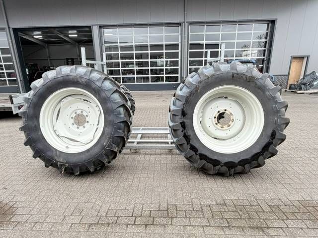 Michelin 20.8 R38 + 16.9 R28 Valtra