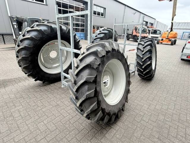 Michelin 20.8 R38 + 16.9 R28 Valtra