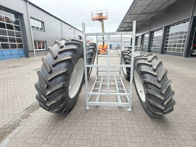 Michelin 20.8 R38 + 16.9 R28 Valtra