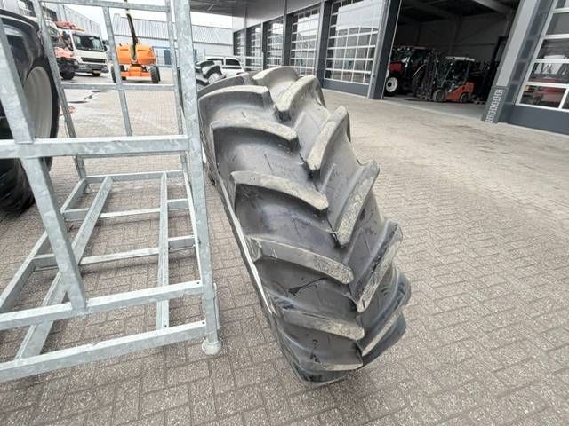 Michelin 20.8 R38 + 16.9 R28 Valtra