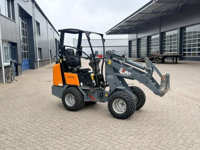 GiANT D263s minishovel