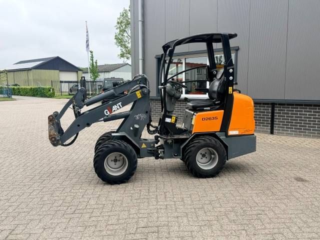 GiANT D263s minishovel