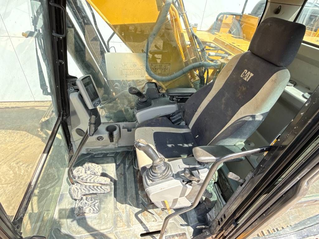 CAT 320FL - New Bucket / Hammer Lines / Camera