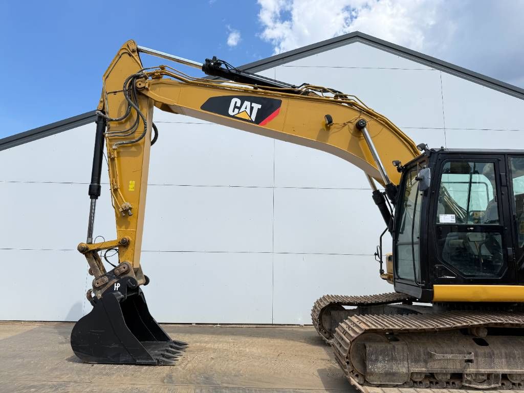 CAT 320FL - New Bucket / Hammer Lines / Camera