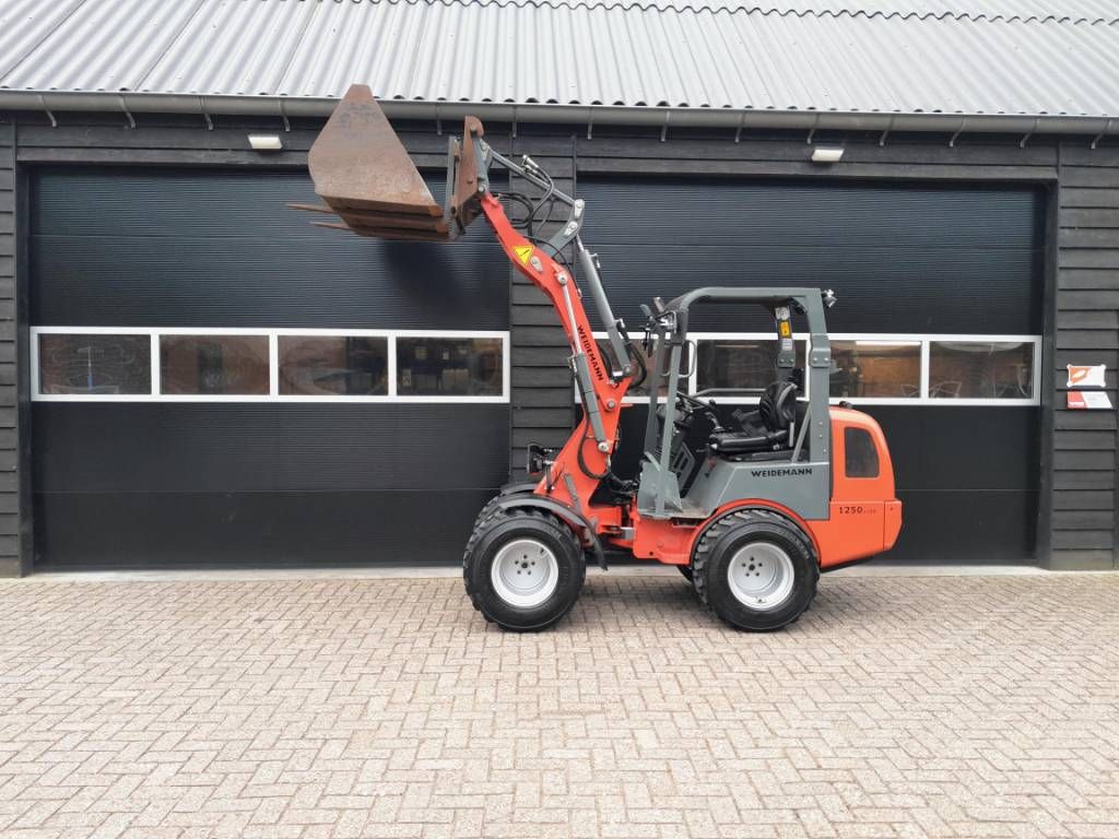 Weidemann 1250 cc 35 minishovel NL kenteken Brede banden