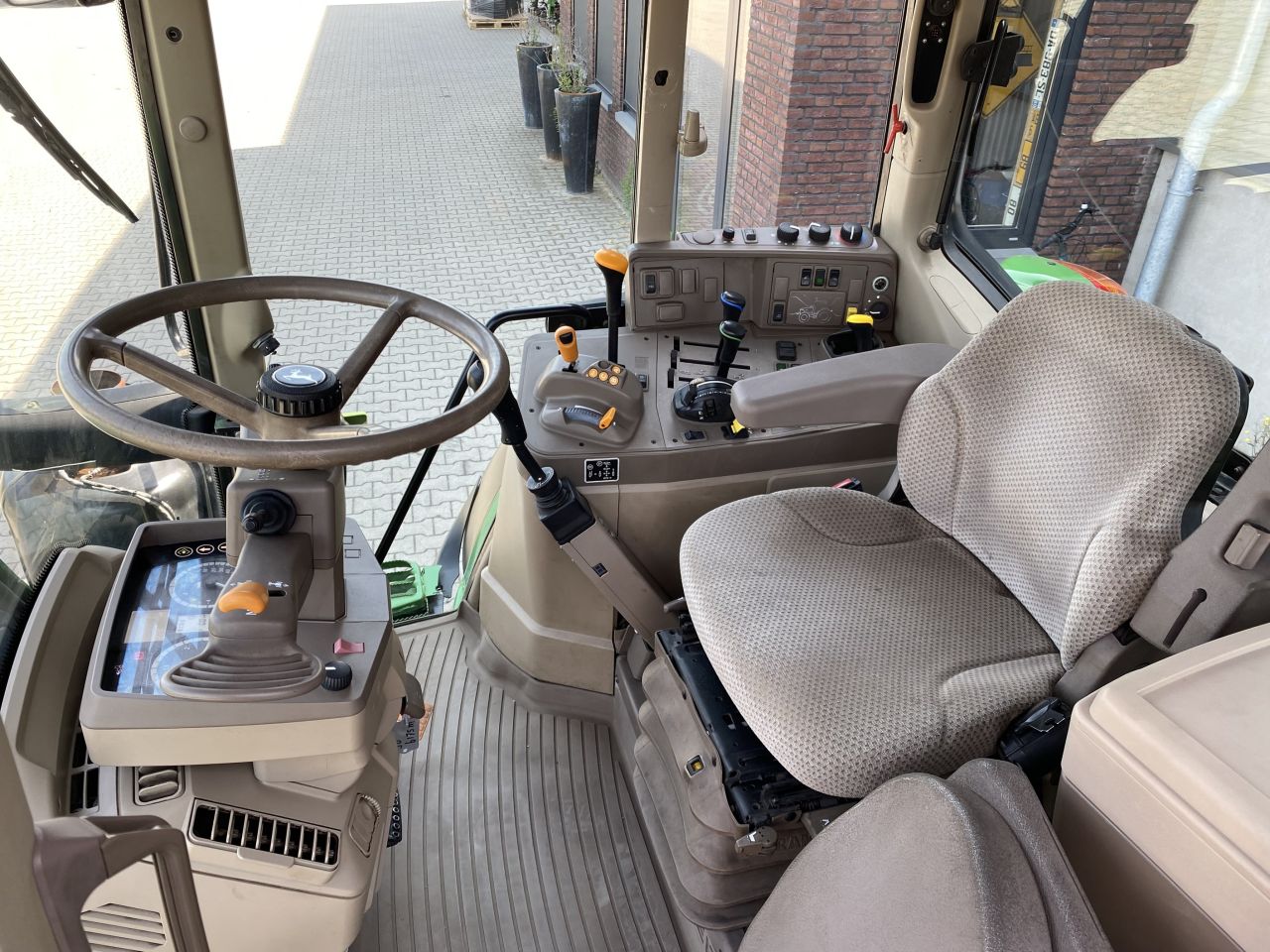 John Deere 6175M
