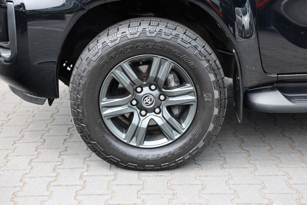 Toyota Hilux 2.4 D-4D XTRA CAB PROFESSIONAL A/T 4WD VAN