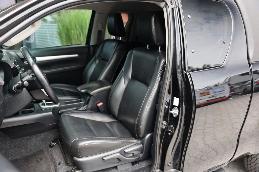Toyota Hilux 2.4 D-4D XTRA CAB PROFESSIONAL A/T 4WD VAN