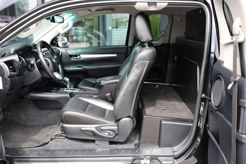 Toyota Hilux 2.4 D-4D XTRA CAB PROFESSIONAL A/T 4WD VAN