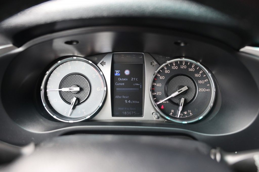 Toyota Hilux 2.4 D-4D XTRA CAB PROFESSIONAL A/T 4WD VAN