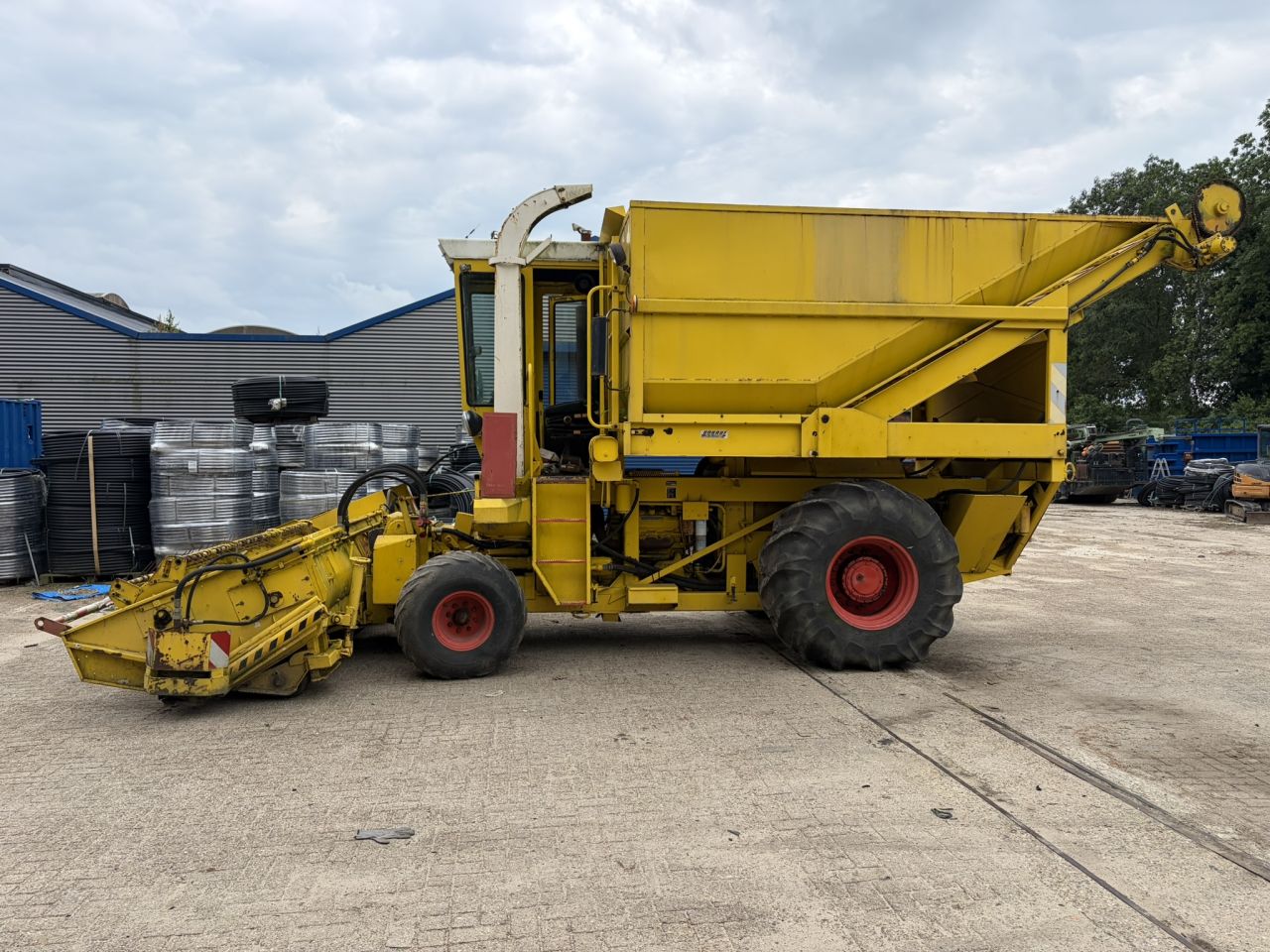 Hesston Field Queen rear dump met direct cut maaibord
