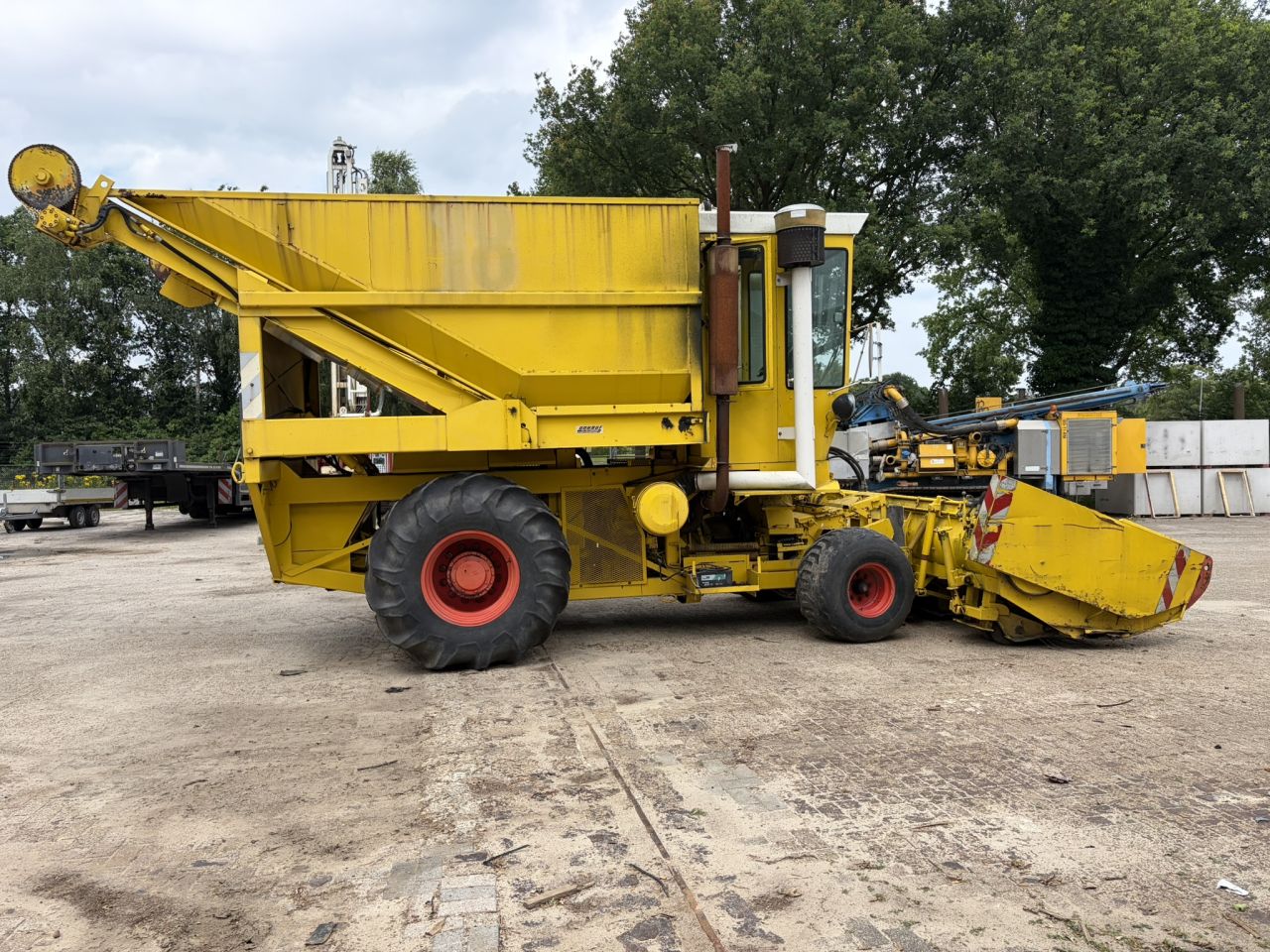 Hesston Field Queen rear dump met direct cut maaibord