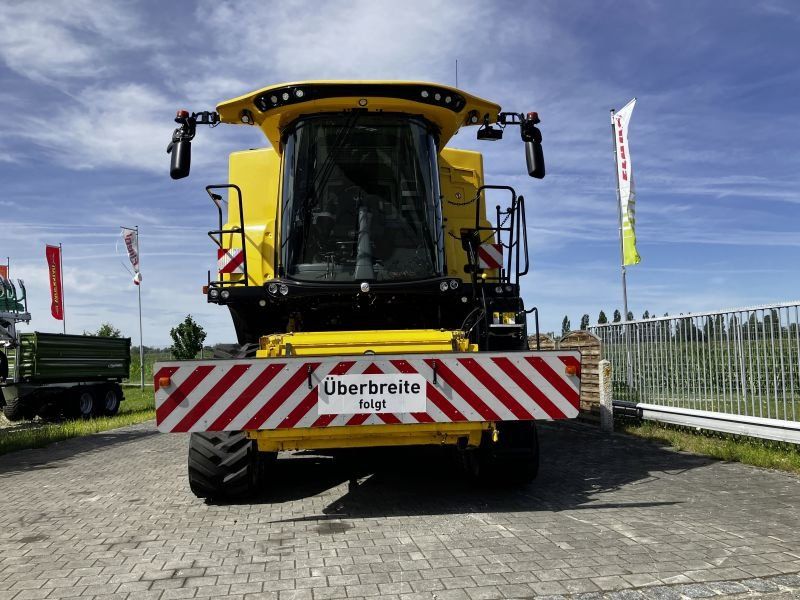 New Holland CR 8.90