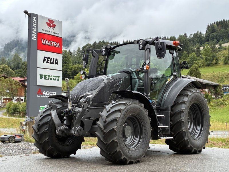 Valtra G135 V Schwarzmetallic