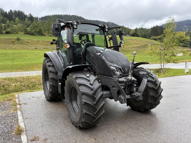 Valtra G135 V Schwarzmetallic