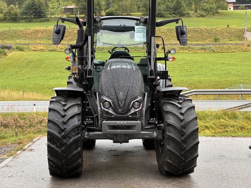 Valtra A115 Schwarzmetallic + Frontlader G4S