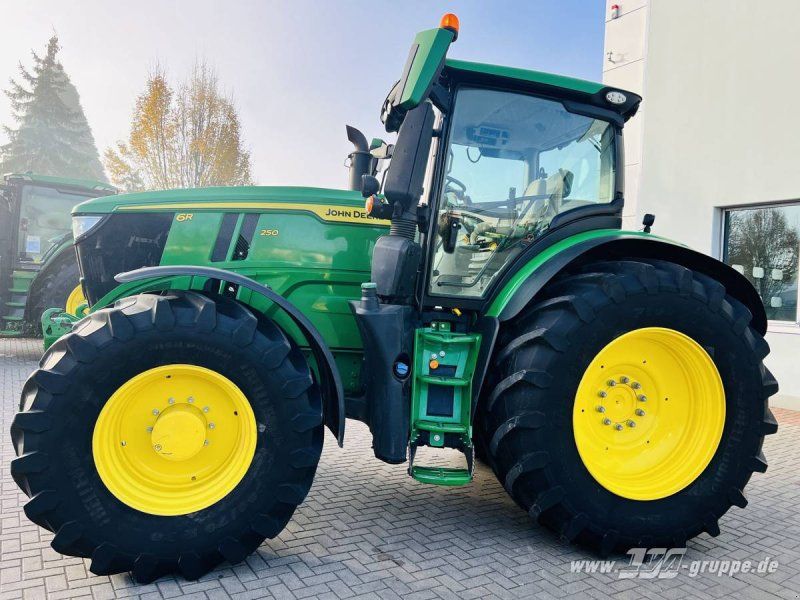 John Deere 6R 250