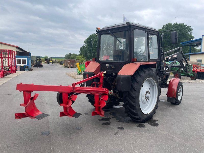 Belarus MTS 820 + FL + 3 Schar Beetpflug