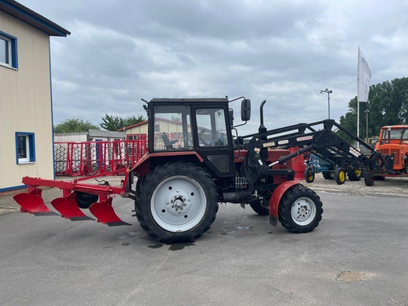 Belarus MTS 820 + FL + 3 Schar Beetpflug
