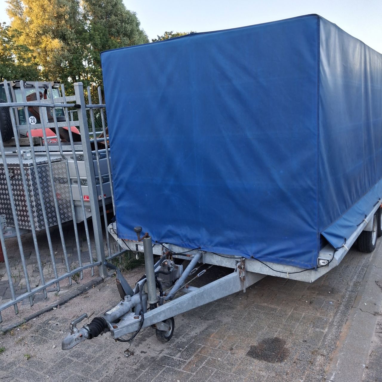 Nette Hapert Oprijaanhanger met afneembare Huif.