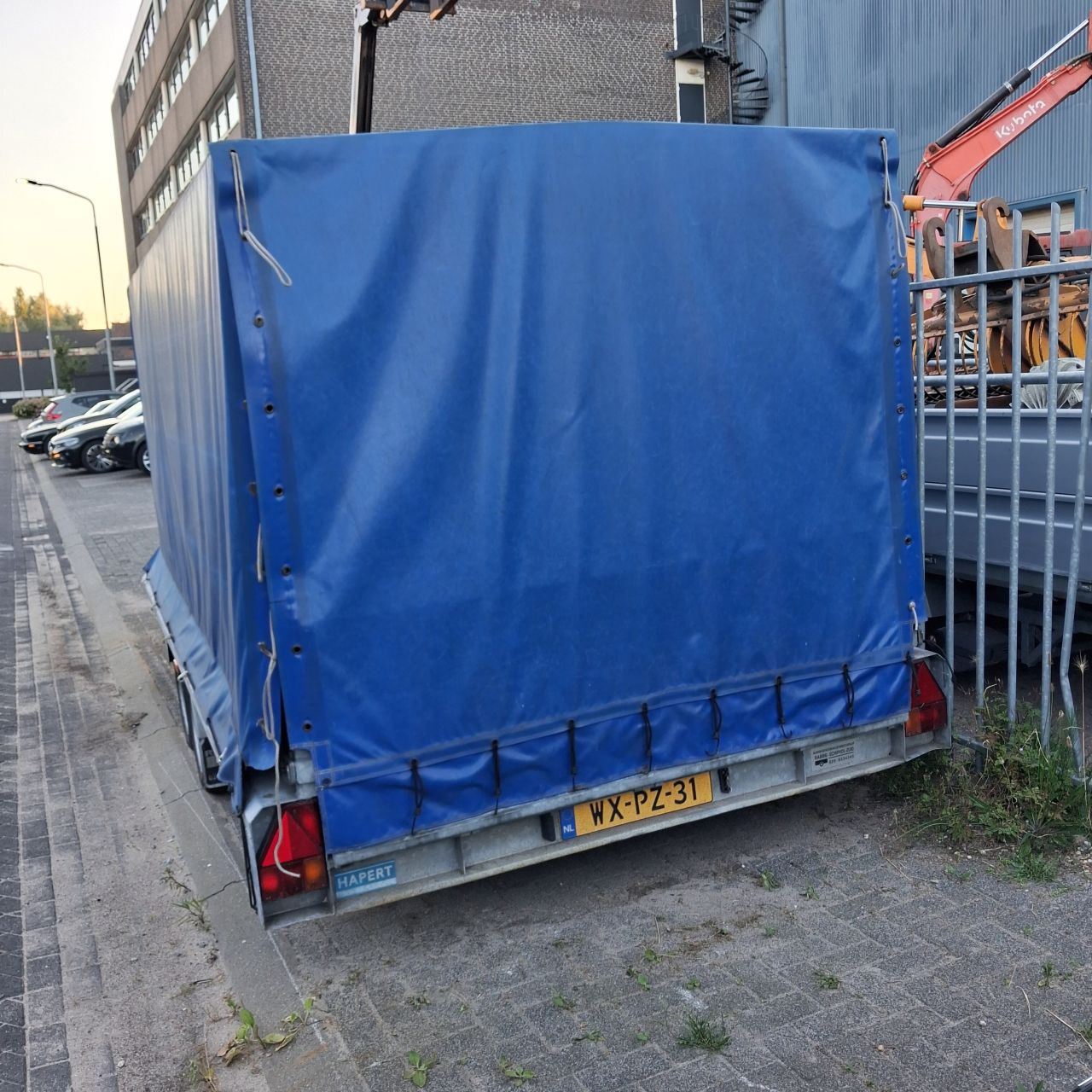 Nette Hapert Oprijaanhanger met afneembare Huif.