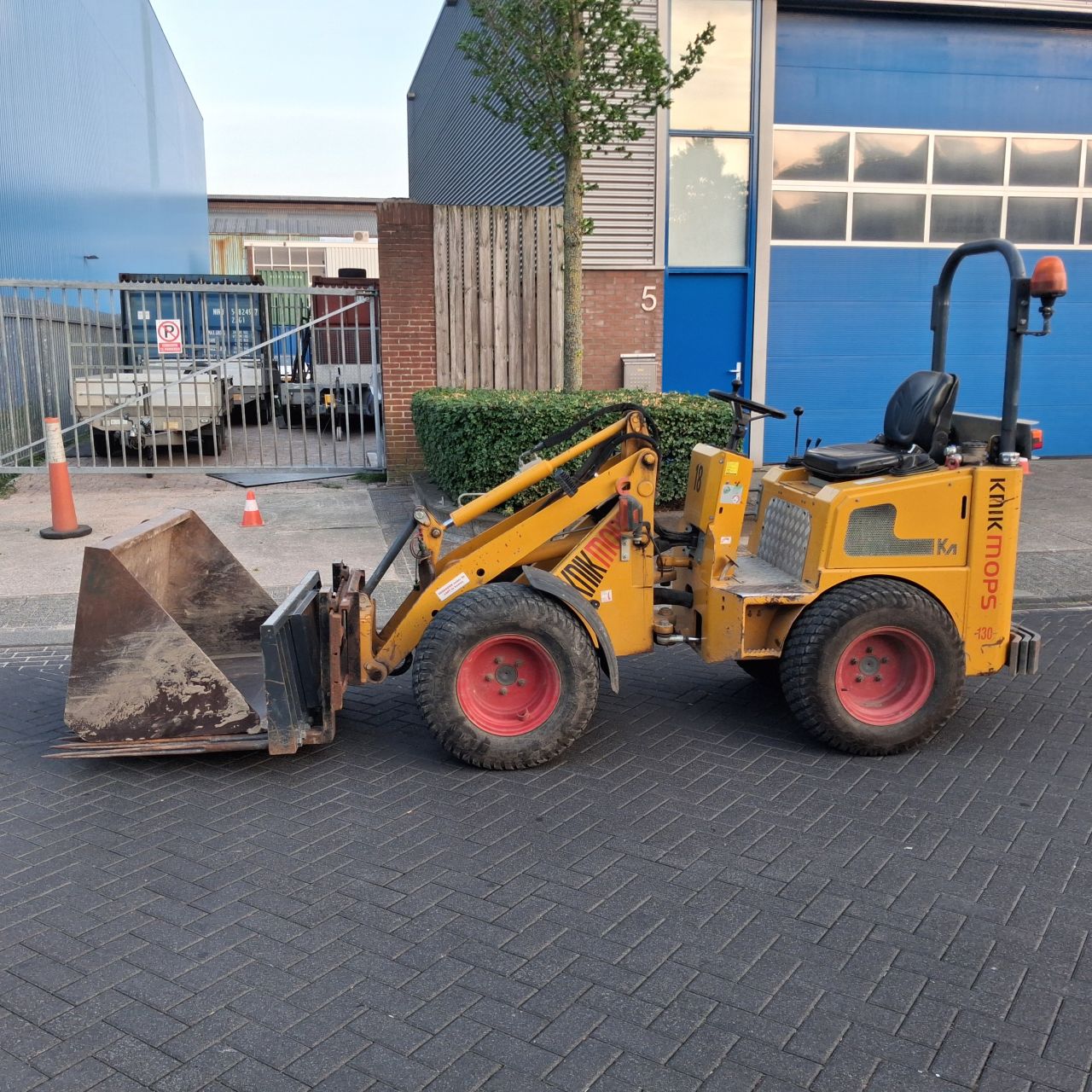 Knikmops 130 Minishovel