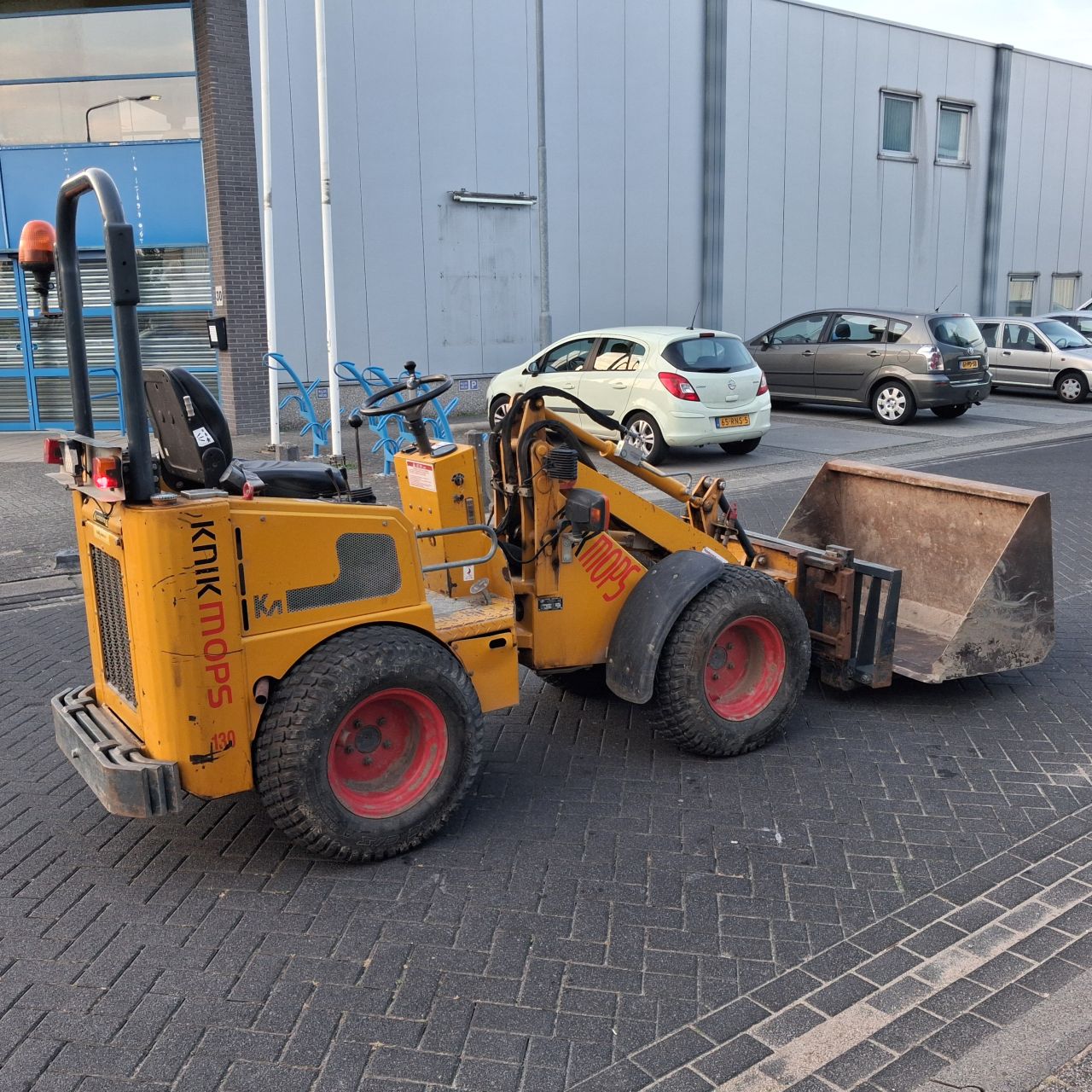 Knikmops 130 Minishovel